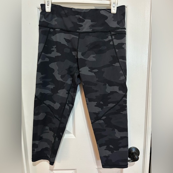 Sweaty Betty Pants - Sweaty Betty Women’s Black Camouflage Leggings Cropped Large